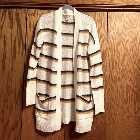 SO Sweaters - SO lightweight cardigan - large